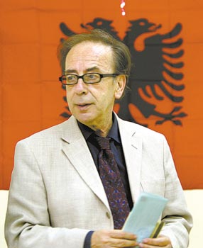 O escritor albanês Ismail Kadaré, cujo livro Crônica na Pedra acaba de ser lançado no Brasil