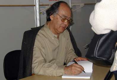 O escritor Iami Tiba autografa seu livro 